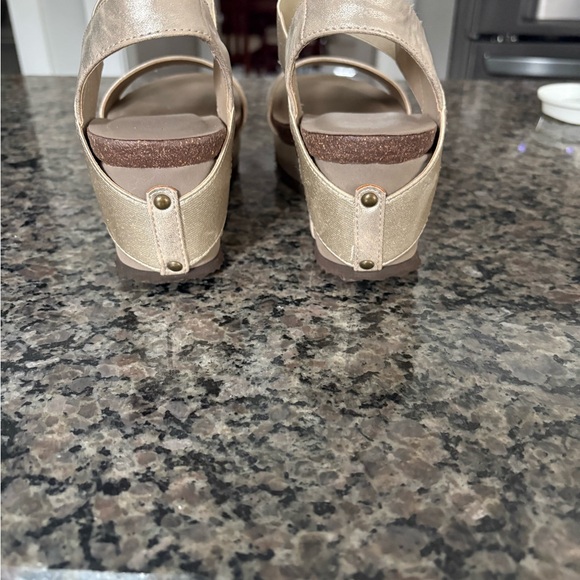 Women's Wedge Sandals - Picture 3 of 4